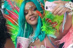 Как павлин: Рианна в откровенном костюме произвела фурор на карнавале на Барбадосе