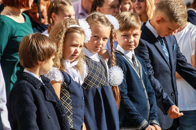 В российской школе бредово объяснили запрет брюк для учениц