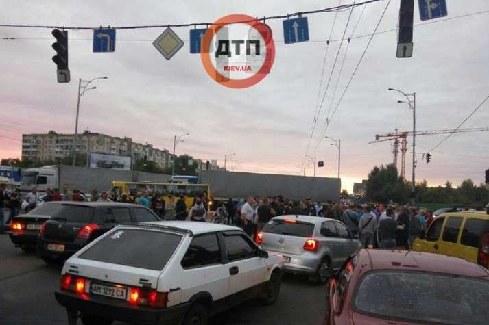 У Києві протестувальники перекрили дорогу біля станції метро «Лісова»