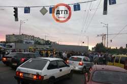 У Києві протестувальники перекрили дорогу біля станції метро «Лісова»