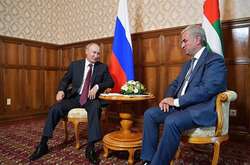  Президент РФ Володимир Путін і президент окупованої Абхазії Рауль Хаджимба 