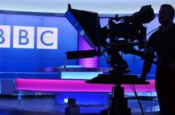 Работник ВВС в прямом эфире смотрел фильм для взрослых