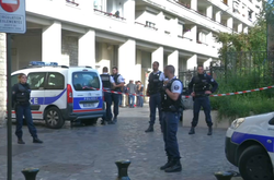 Біля Парижа чоловік наїхав на групу військових, є поранені