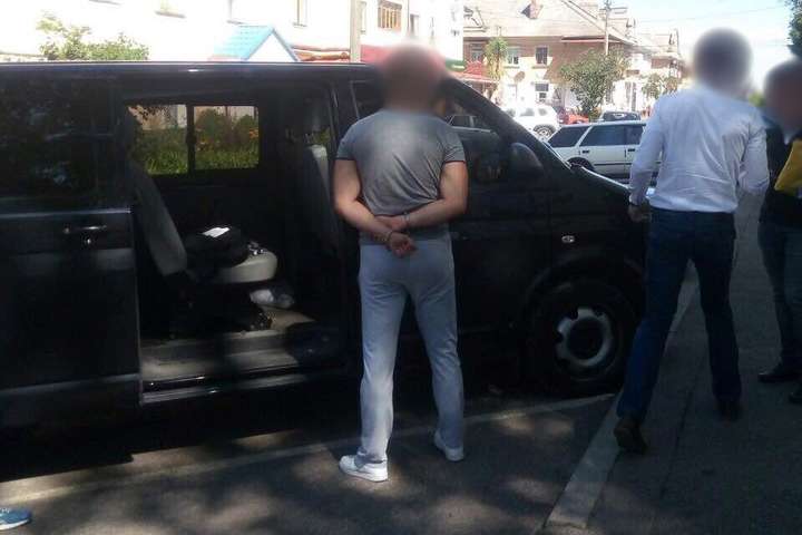 Спіймали на гарячому: правоохоронці затримали директора КП «Чернігівоблагроліс» за хабар в 50 тис. грн