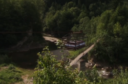 В Карпатах придумали, как переправлять через реку гробы с умершими