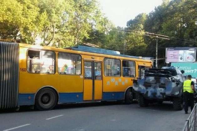 У Тернополі не поділили дорогу тролейбус та БРДМ