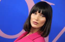 На коне: Белла Хадид поделалась снимком в образе наездницы