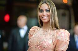 Бейонсе вышла в свет в мини-шортах и кроп-топе через 2 месяца после родов