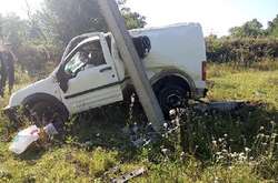 На Хмельниччині автівка в'їхала у стовп: загинула молода пара