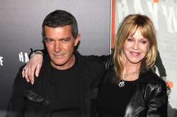 Мелани Гриффит отметила 60-летие в красном шелковом платье