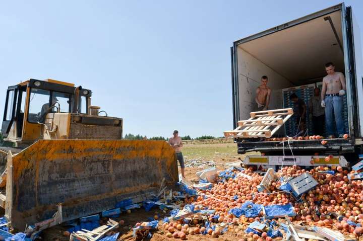 Без їжі, але з бульдозерами: як Крим виживає під контрсанкціями