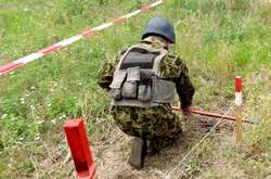 Терористи на Донбасі обстріляли саперів, які обстежували дорогу перед приїздом Хуга