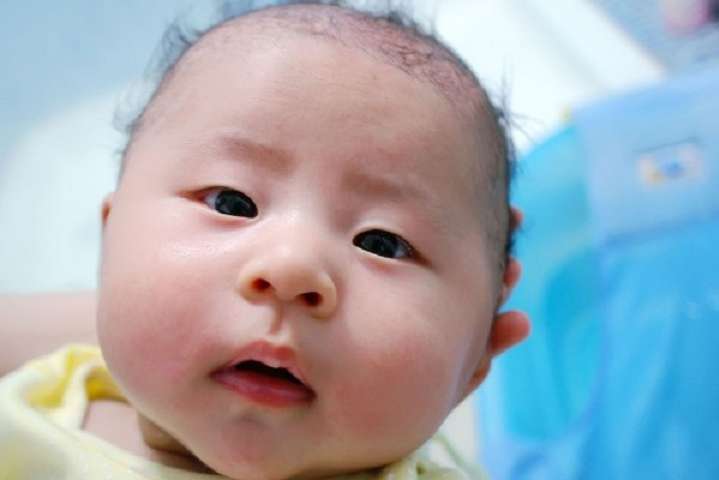 Китаянка надіслала немовля до сиротинця кур'єрською поштою