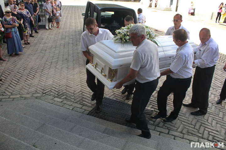 Бережную похоронили в свадебном наряде