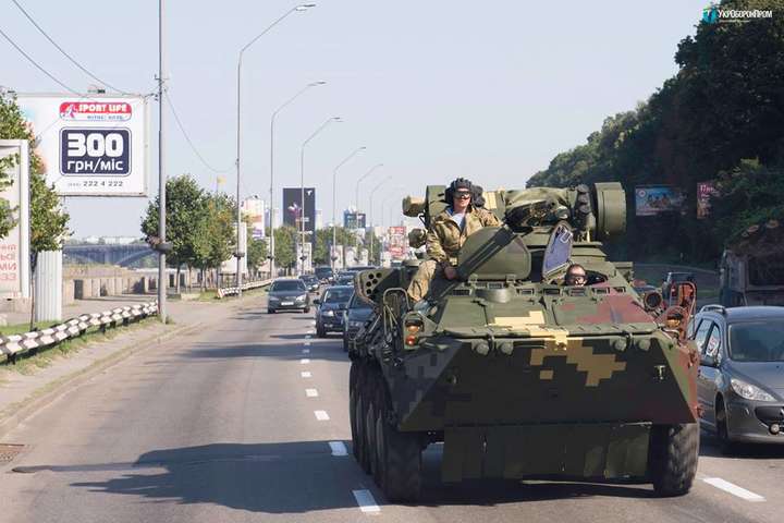 «Парадные» БТРы проехались по Киеву