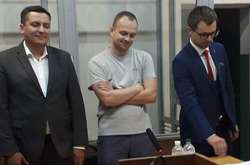  Дмитро Сус з адвокатами на судовому засіданні 
