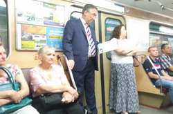 Посол Канади в Україні їздить на роботу на метро. Фотофакт