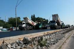 Реконструкція шляхопроводу на Нивках: вже кладуть асфальт (фото)