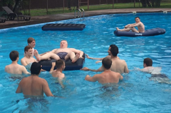 Слідом за Путіним пузо у компанії молодих чоловіків оголив і Жириновський (відео)