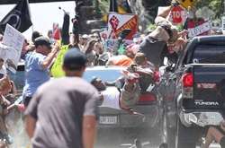 У США автомобіль влетів у натовп протестувальників, є постраждалі