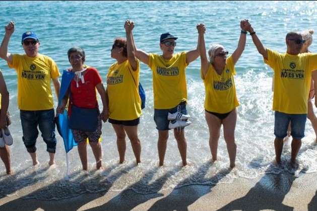 Мешканці Барселони провели акцію проти туристів на міському пляжі