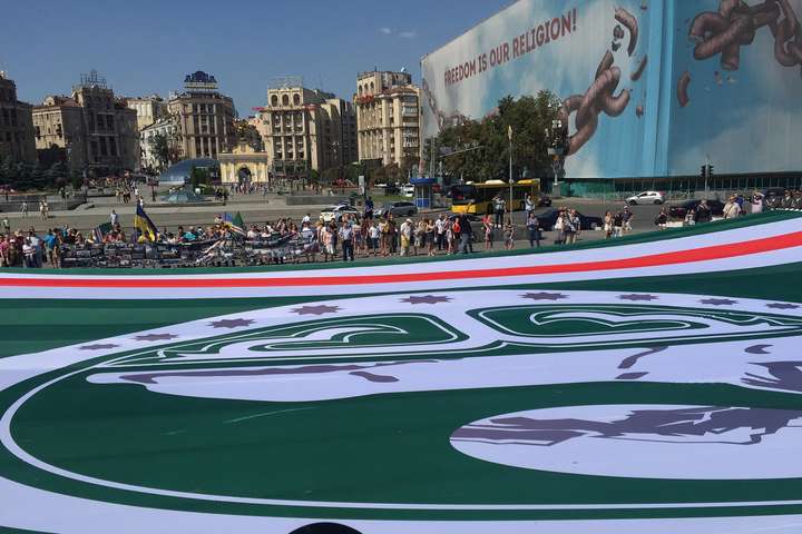 На Майдані Незалежності у Києві розгорнули велетенський прапор Ічкерії (фото)