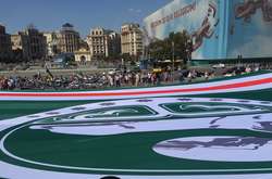 На Майдані Незалежності у Києві розгорнули велетенський прапор Ічкерії (фото)