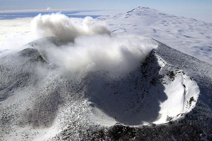 Вчені знайшли майже сотню нових вулканів в Антарктиді
