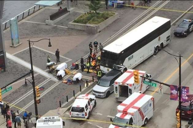В Канаді туристичний автобус вилетів на тротуар, є постраждалі