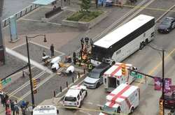 В Канаді туристичний автобус вилетів на тротуар, є постраждалі