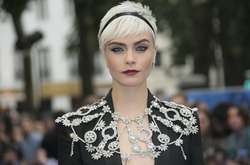 Горячая Кара Делевинь снялась в дубленке на голое тело