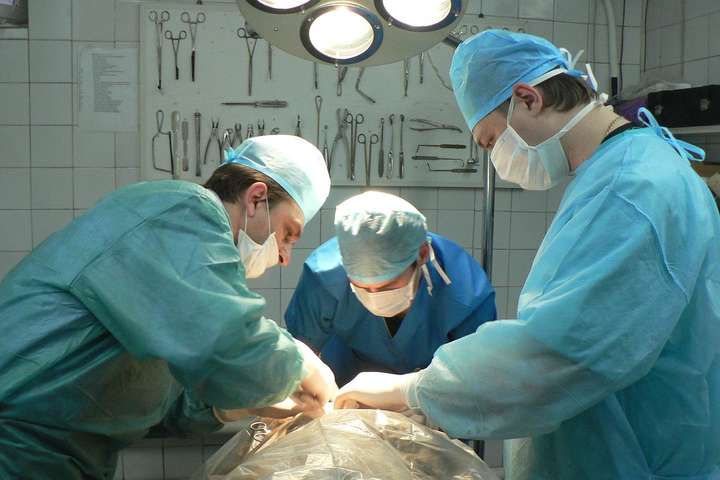 Українські лікарі провели унікальну операцію, яку не наважуються роботи у світі
