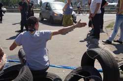 У Києві протестувальники проти будівництва автозаправної станції досі блокують частину вулиці Ревуцького