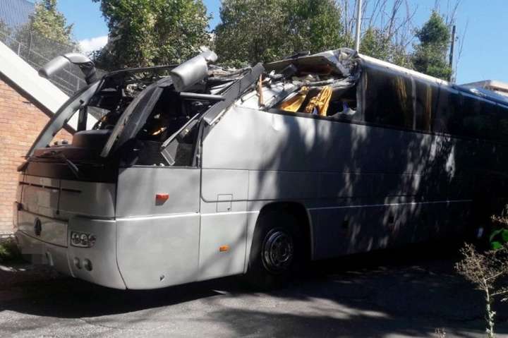 В столиці Італії автобус врізався у міст: 18 постраждалих
