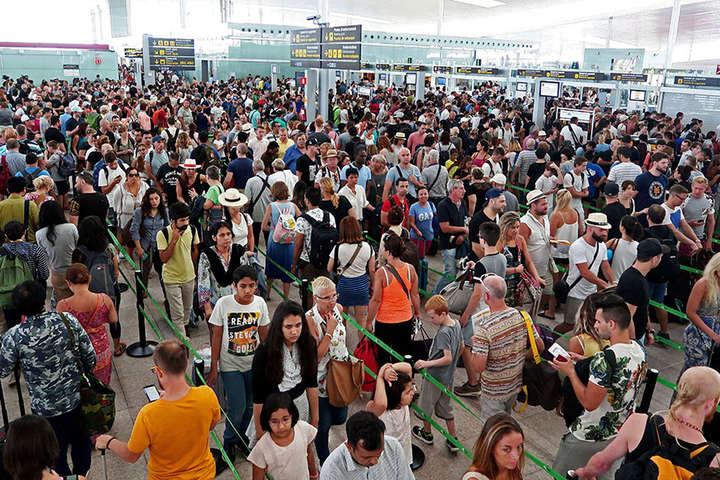Українців попередили про безстроковий страйк працівників аеропорту Барселони
