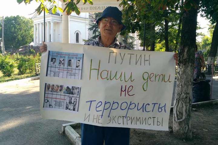 В окупованому Криму затримали літніх кримських тарар, що вийшли на пікет