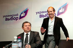 Суд арештував 88 мішків комуністичної агітації, знайденої у Медведчука 