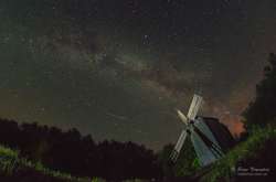 Волшебные фото падающих метеоров показали в соцсети 