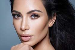 Взяла у Канье Уэста? Ким Кардашьян вышла в свет в мужском пиджаке и кроп-топе