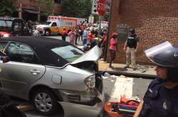 Невідомий на автомобілі влетів у натовп противників &laquo;білих націоналістів&raquo;