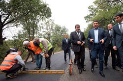 Володимир Гройсман інспектує ремонт доріг. Фото 