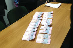 Під час отримання хабара затримано чиновницю