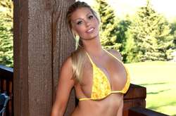 Модель Элли Джонсон - любительница очень смелых снимков