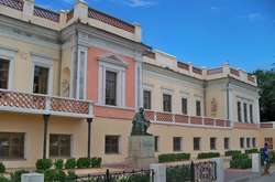 Керівник музею в окупованому Криму запевнила, що картини Айвазовського не вивезуть за територію півострова