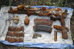 На Донеччині чоловік виявив на городі мішок зі зброєю