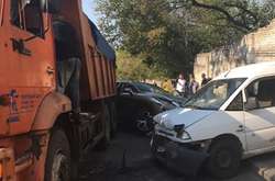 Масштабна ДТП в Києві: КамАЗ без водія протаранив три авто