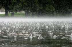 Сьогодні синоптики прогнозують спеку і дощі