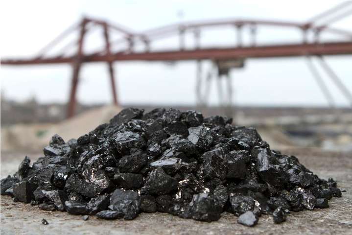 Росія експортує нелегально вивезене вугілля з окупованого Донбасу завдяки фірмі Курченка