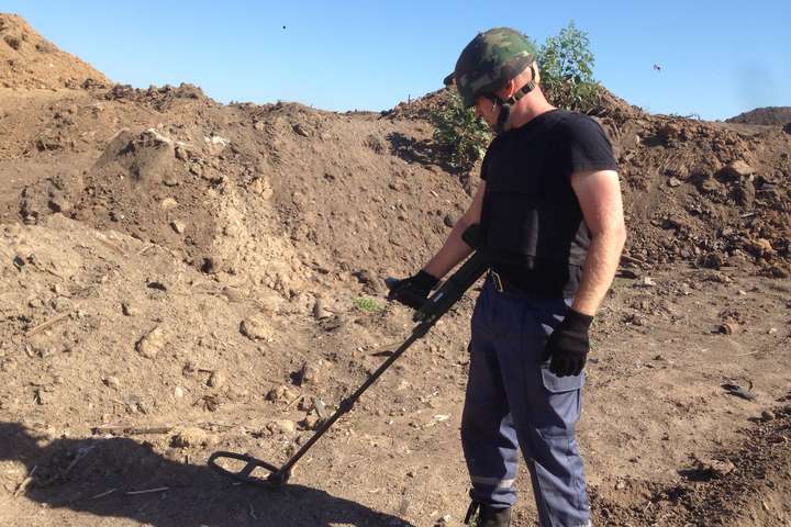 За добу на Луганщині піротехніки знешкодили 900 вибухонебезпечних предметів