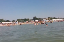 «Вы там держитесь»: одессит на пляже записал обращение к крымчанам